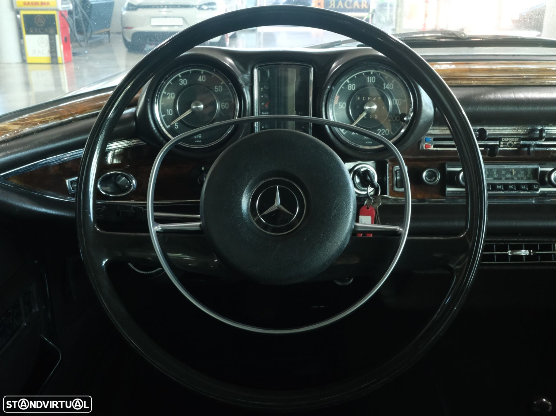 Mercedes-Benz 280 - 12