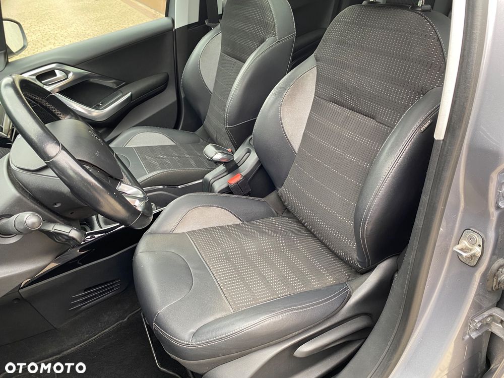 Peugeot 2008 1.2 Pure Tech Allure S&S - 16