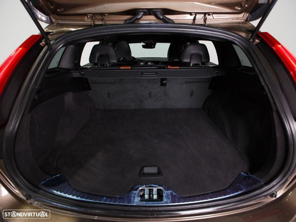 Volvo V60 Cross Country - 11