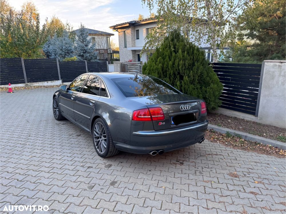 Audi S8 - 2