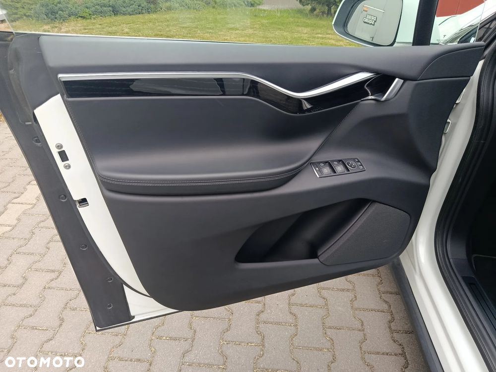 Tesla Model X 75 D - 13