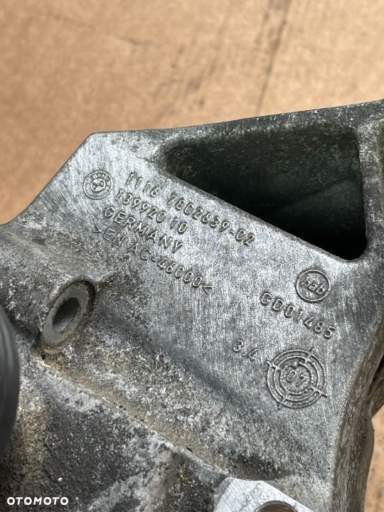 Łapa wspornik alternatora i pompy wspomagania Bmw N47 - 2