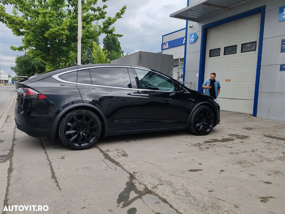 Tesla Model X - 35