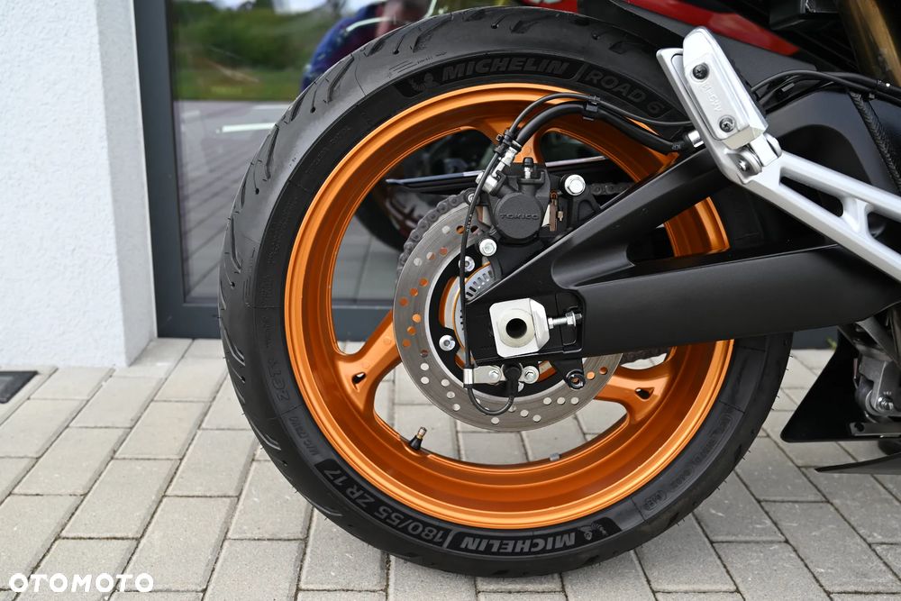 Suzuki GSR - 37