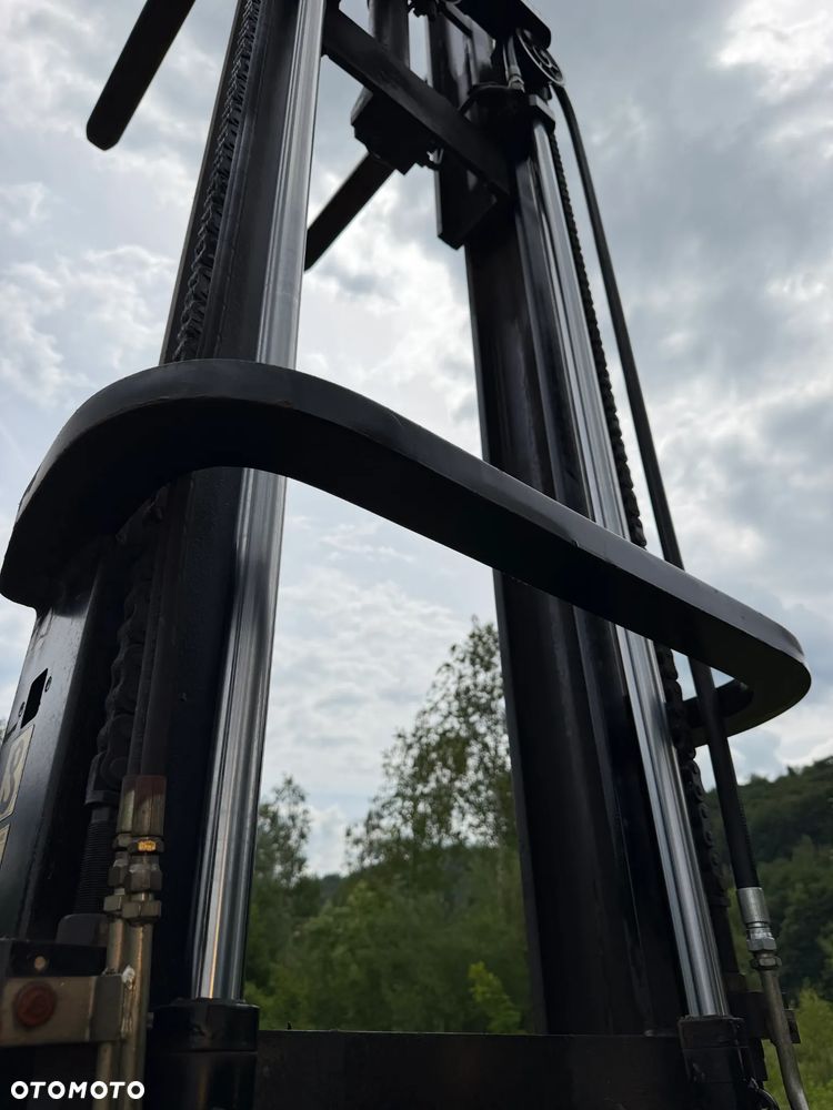 Manitou MI25D Wózek Widłowy 2,5 tony. Posuw Hydrauliczny. tylko 2500mtg. Maszt triplex. Wolny skok! Wysokość Podnoszenia 5 metrów. Jak nowy z Salonu. Pochodzi z Norweskiego Gospodarstwa! Aktualne przeglądy DEKRA i serwisy!  Silnik Yanmar. Małe gabarety bardzo zwrotna maszyna! Zero luzów wycieków i zniszczeń. OKAZJA. Pełny ORYGINAŁ! Rok Prod. 2014. Oświetlenie. OKAZJA - 39