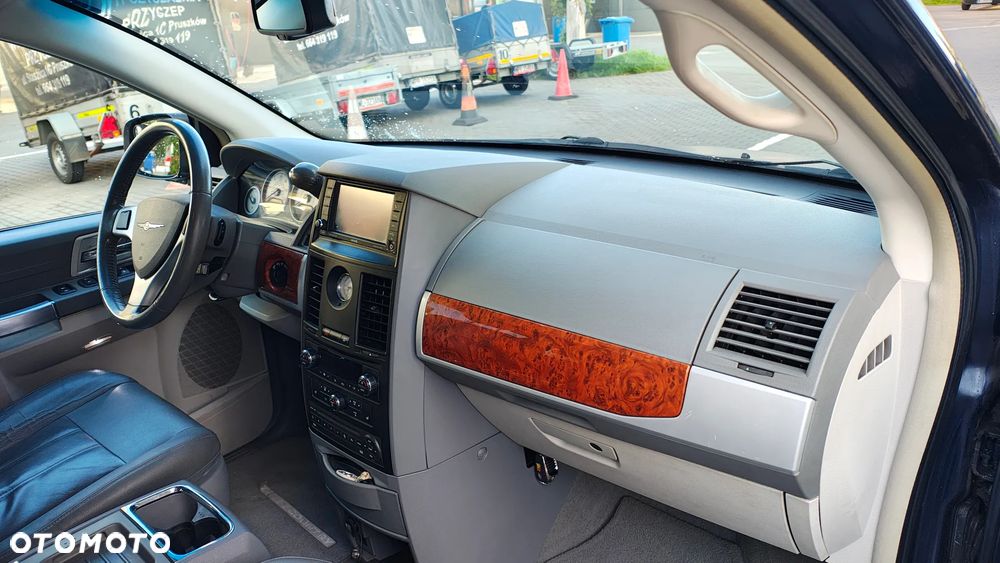 Chrysler Town & Country - 18