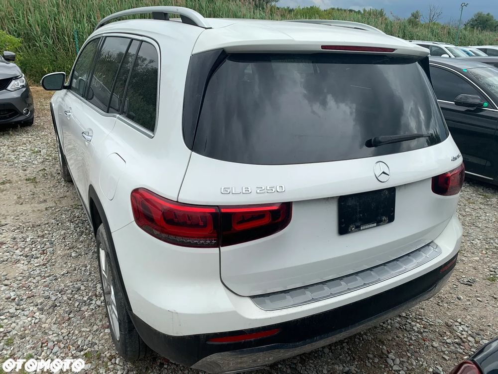 Mercedes-Benz GLB 250 4-Matic 8G-DCT - 5