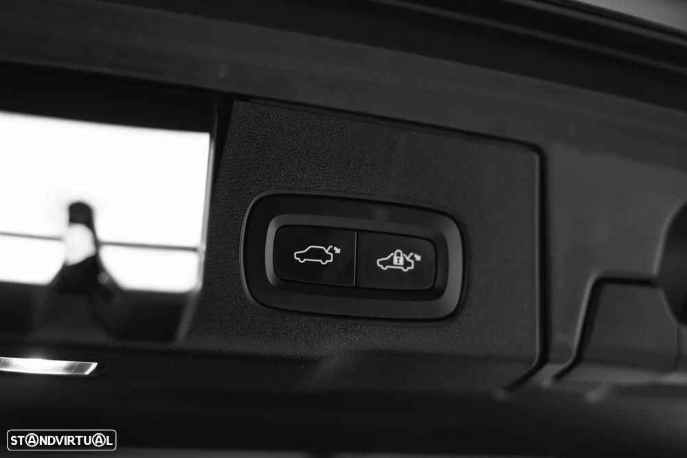 Volvo XC 60 T8 AWD Plus Black Edition - 40