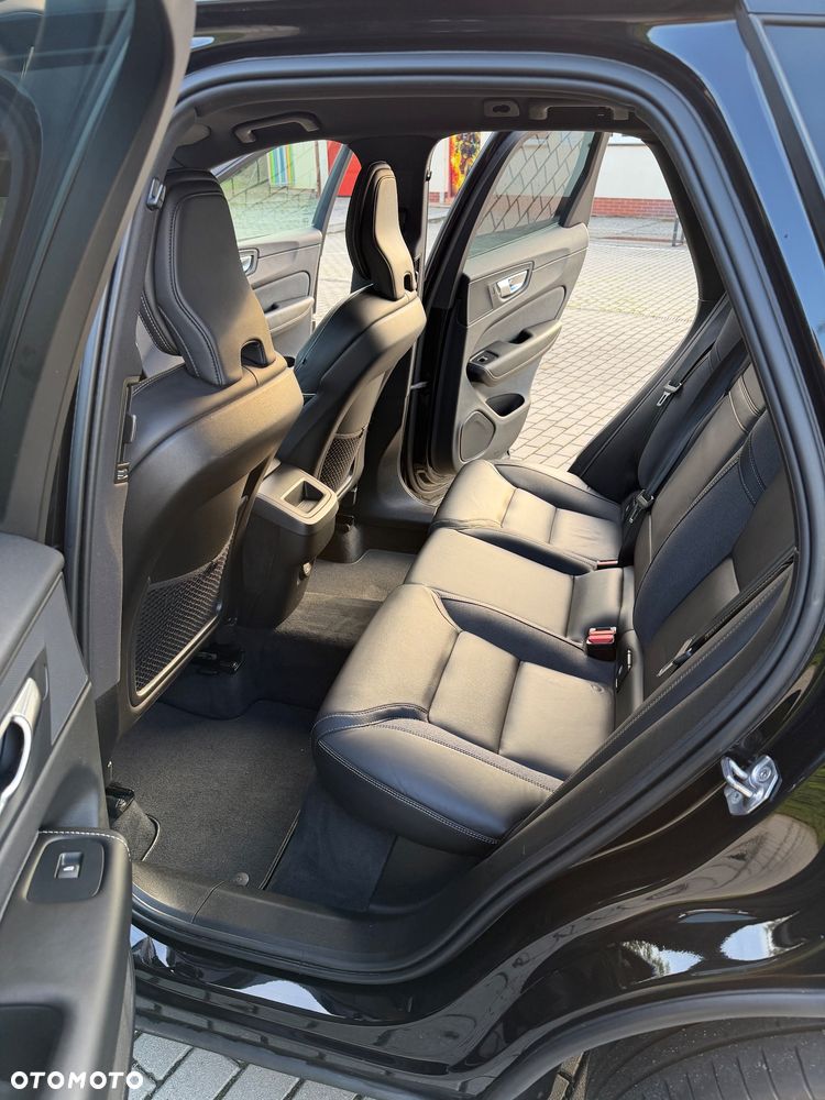 Volvo XC 60 B4 D AWD R-Design - 11