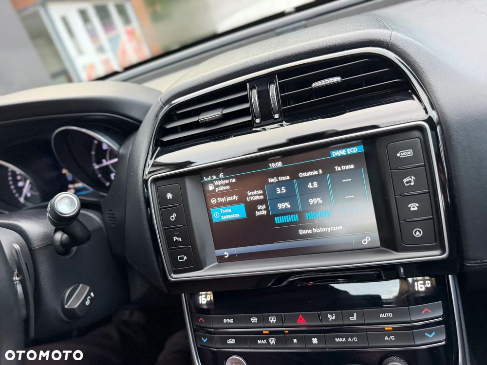 Jaguar XE 2.0 D Portfolio - 39
