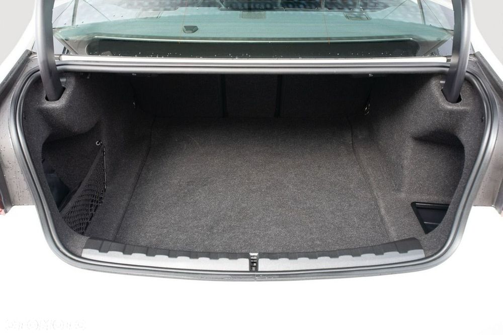 BMW Seria 3 318i M Sport - 26