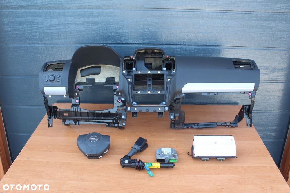 DESKA KONSOLA KOKPIT OPEL ZAFIRA B EUROPA KPL - 2