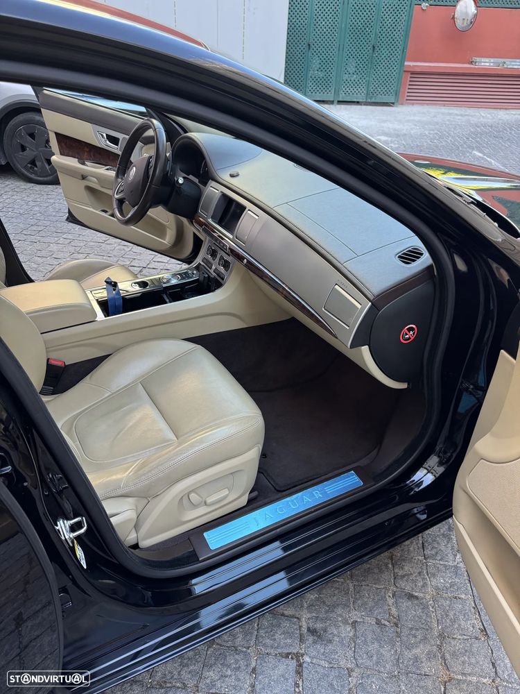 Jaguar XF 2.2 - 8