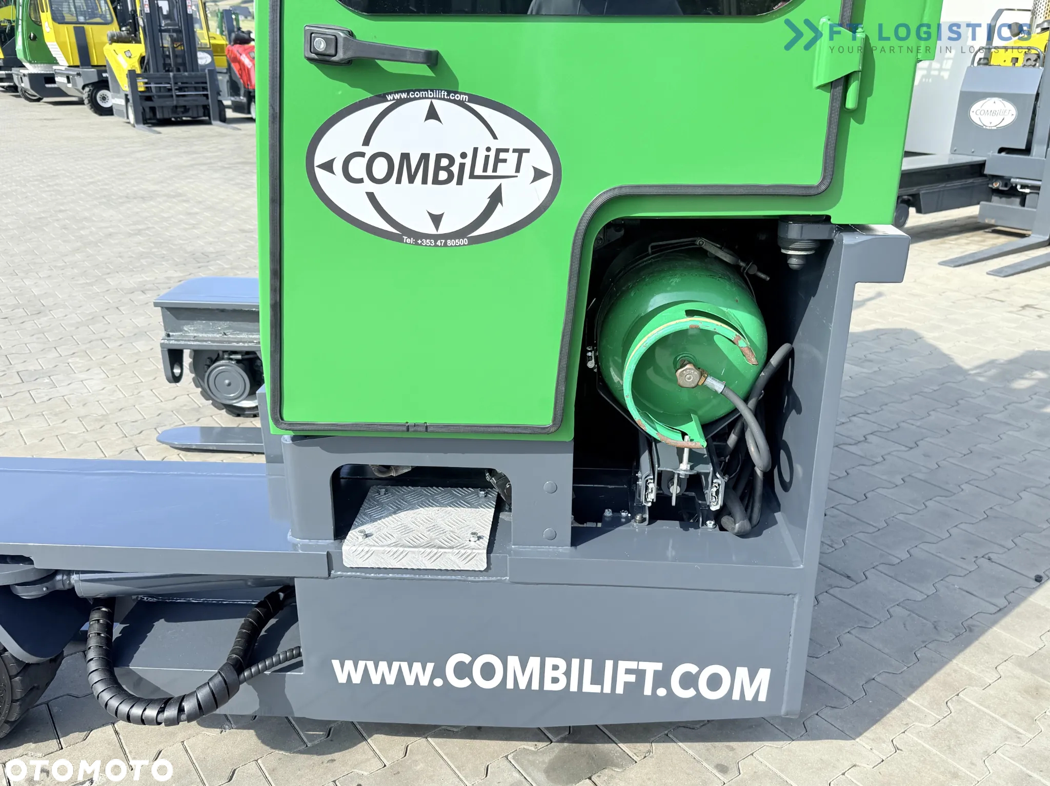 Combilift C2500 / GAS / TRIPLEX 4900MM / WOLNY SKOK /JEDYNE 2446 MOTOGODZIN /  POZYCJONER WIDEŁ / PEŁNA KABINA / STAN IDEALNY / Szeroka oferta wózków czterokierunkowych i bocznych, dopasowanych do różnorodnych potrzeb i zastosowań - 11