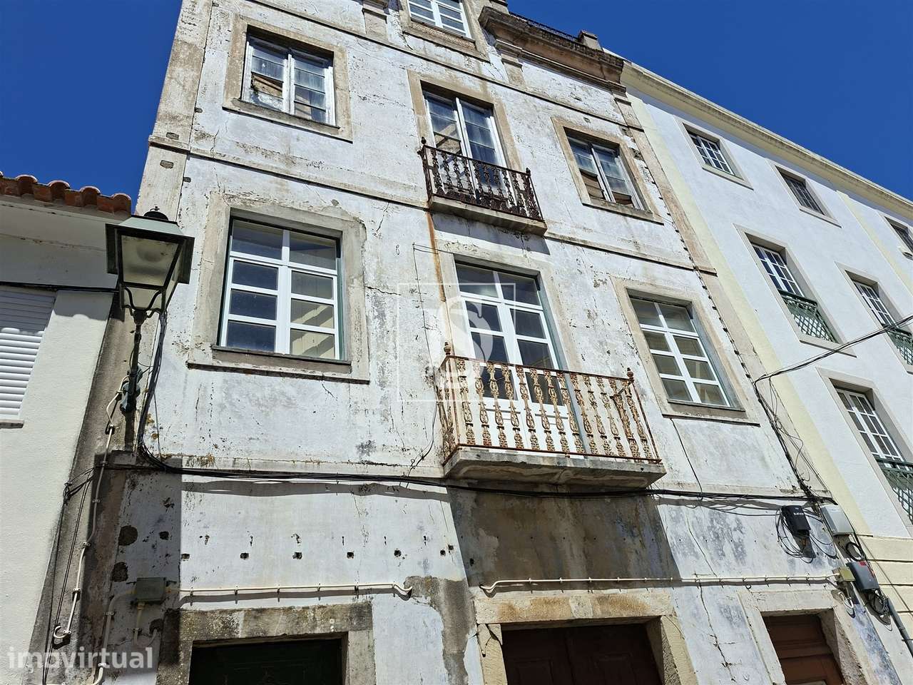 Prédio com projeto para 8 apartamentos - Abrantes - Grande imagem: 3/38