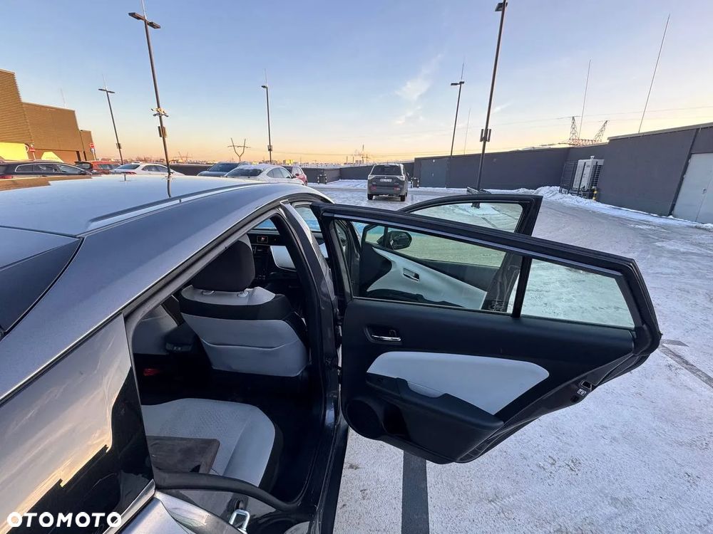 Toyota Prius ver-1-8-hybrid-executive - 7