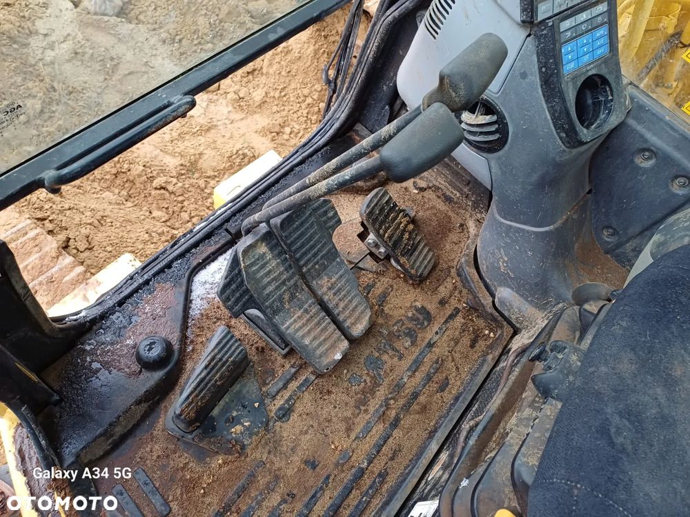 Komatsu PC228USLC8 - 32