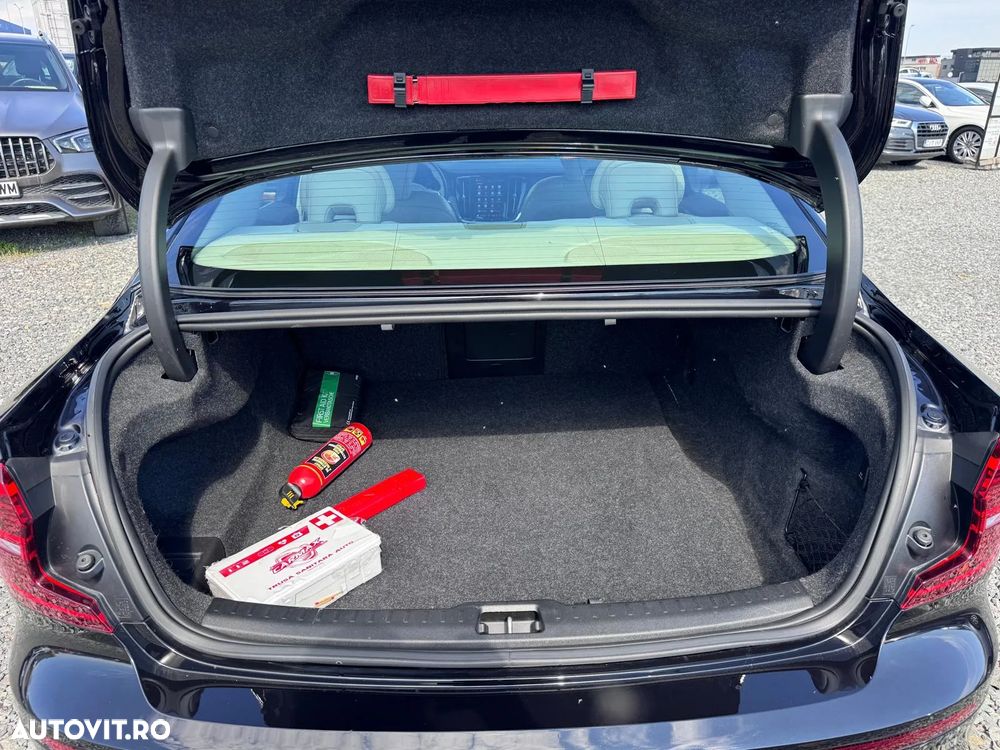 Volvo S60 B4 MHEV AT Plus Dark - 32