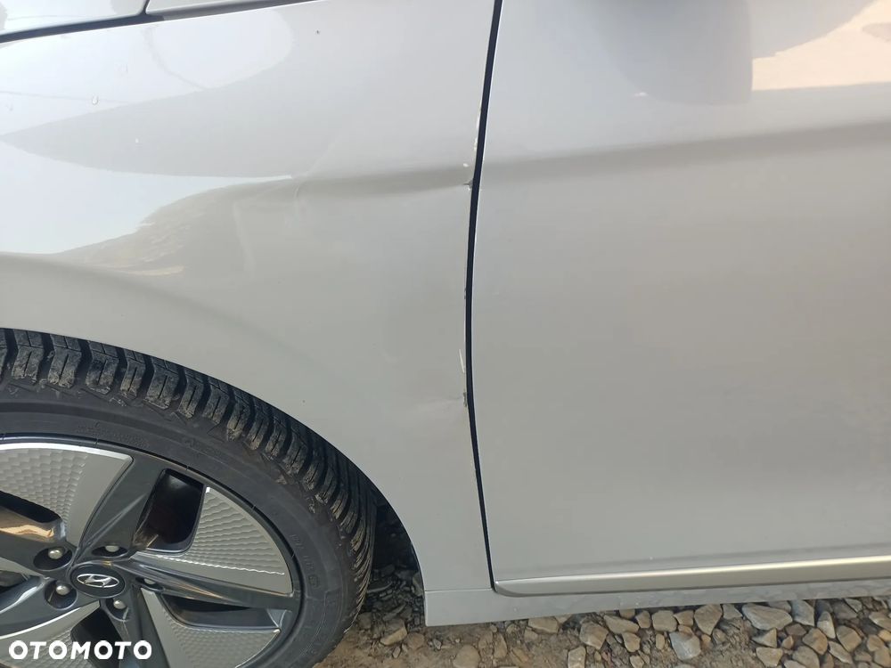 Hyundai IONIQ - 16