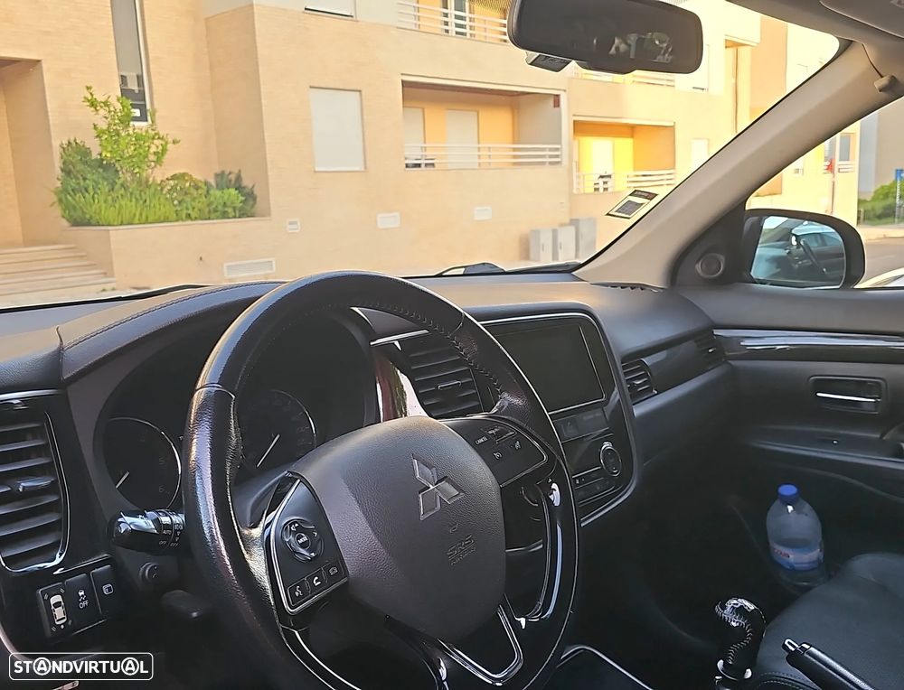 Mitsubishi Outlander 2.2 DI-D Instyle Navi Black Edition - 4