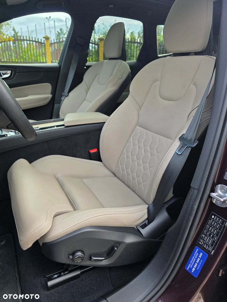 Volvo XC 60 B5 B AWD Plus Dark - 20
