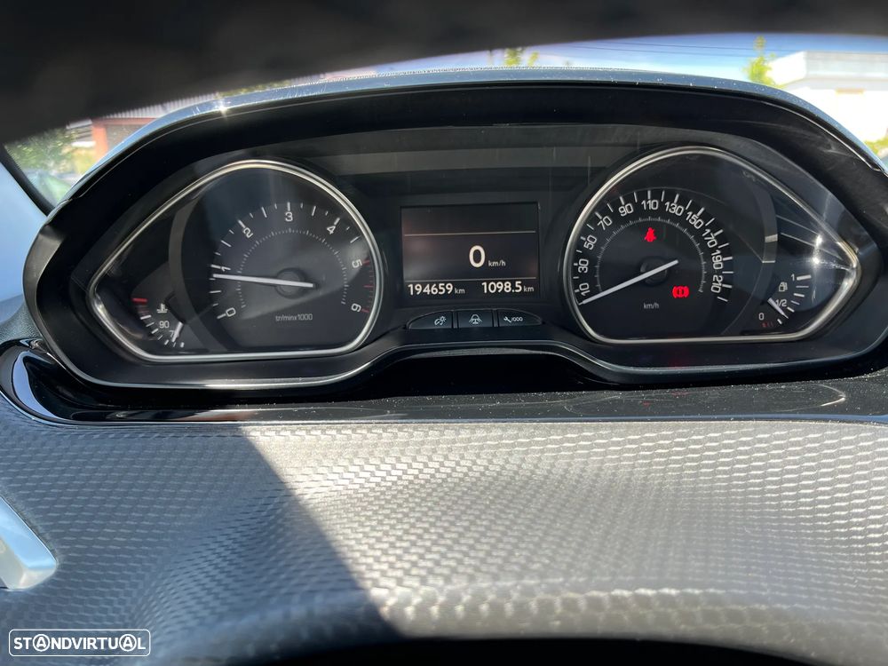 Peugeot 2008 1.6 BlueHDi Style - 17