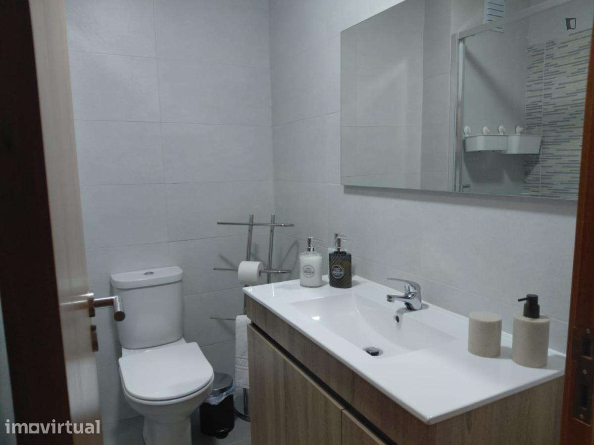Quarto - localizado em Santa Marinha Porto - Grande imagem: 3/16