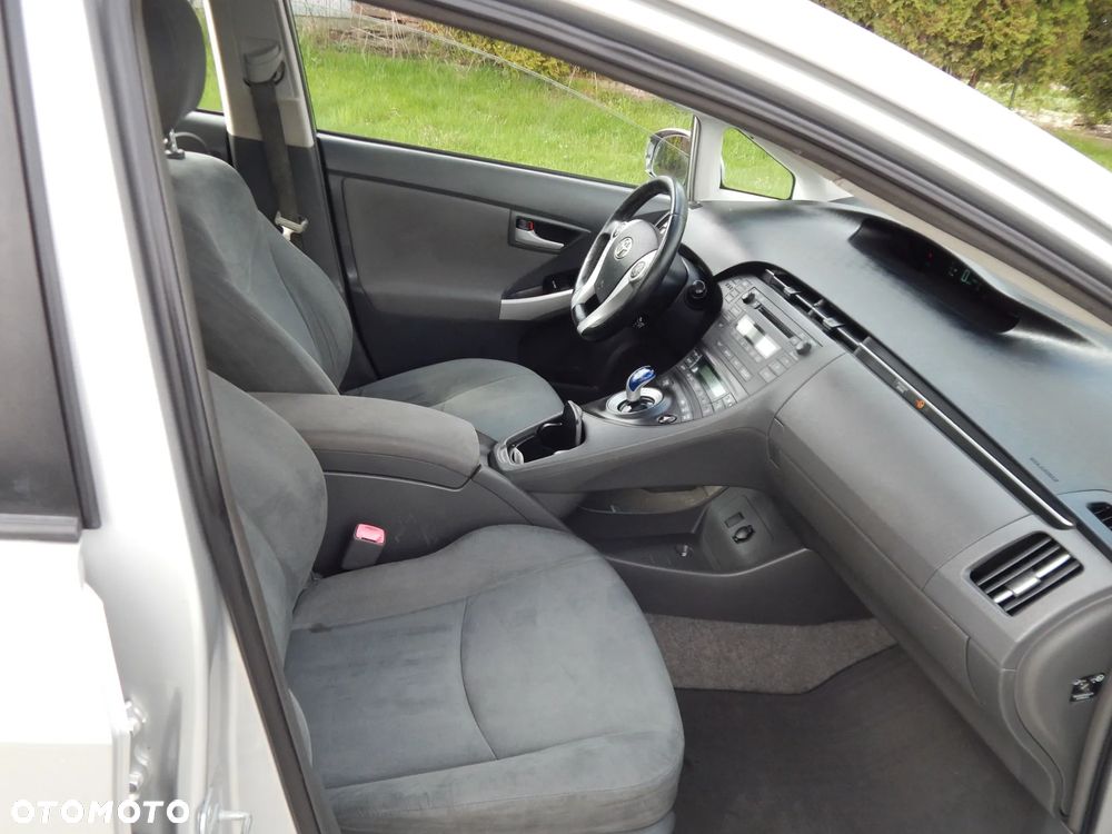 Toyota Prius (Hybrid) - 11