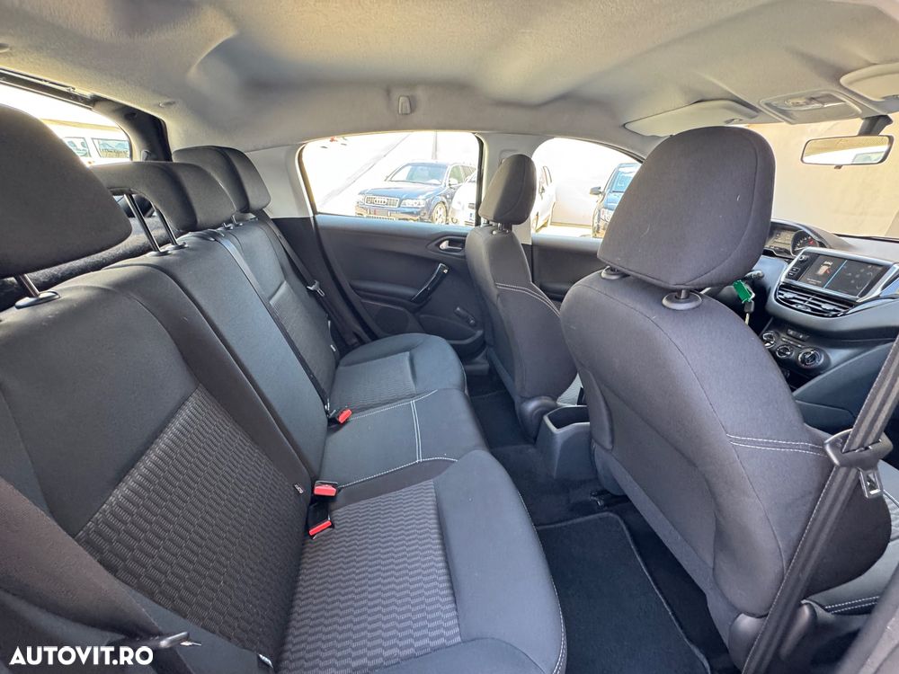 Peugeot 208 82 PureTech Style - 14