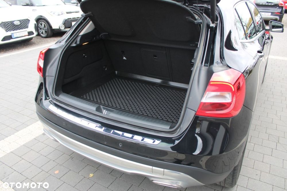 Mercedes-Benz GLA - 13