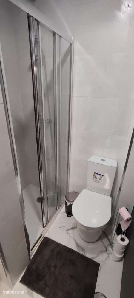 Quarto - localizado em Almada Setubal - Grande imagem: 5/11