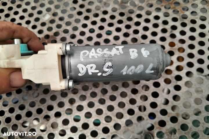Motoras macara geam spate dreapta 1K0959704P Volkswagen VW Passat B6 - 1