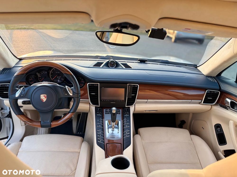 Porsche Panamera Turbo PDK - 22