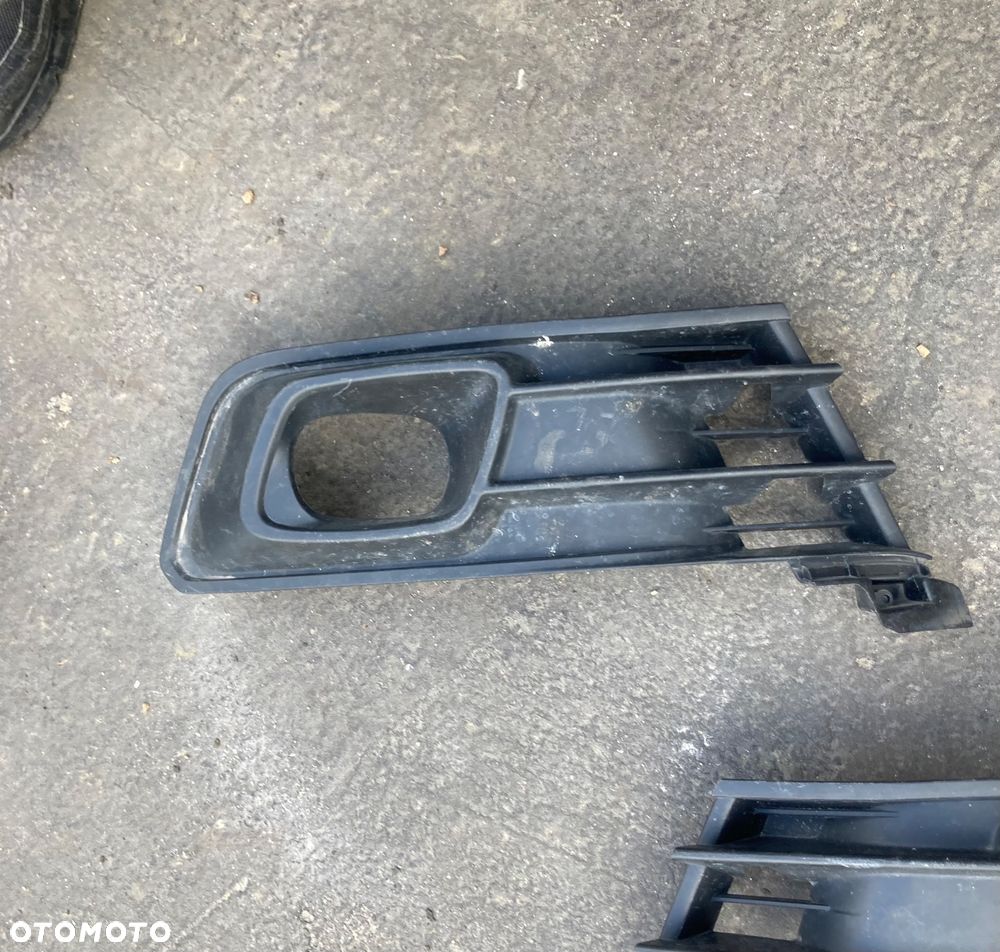 RENAULT Captur 1 I lift prawa KRATKA ZDERZAKA przedniego KRATKA W ZDERZAK  przedni ZAŚLEPKA halogenu na halogen ramka osłona