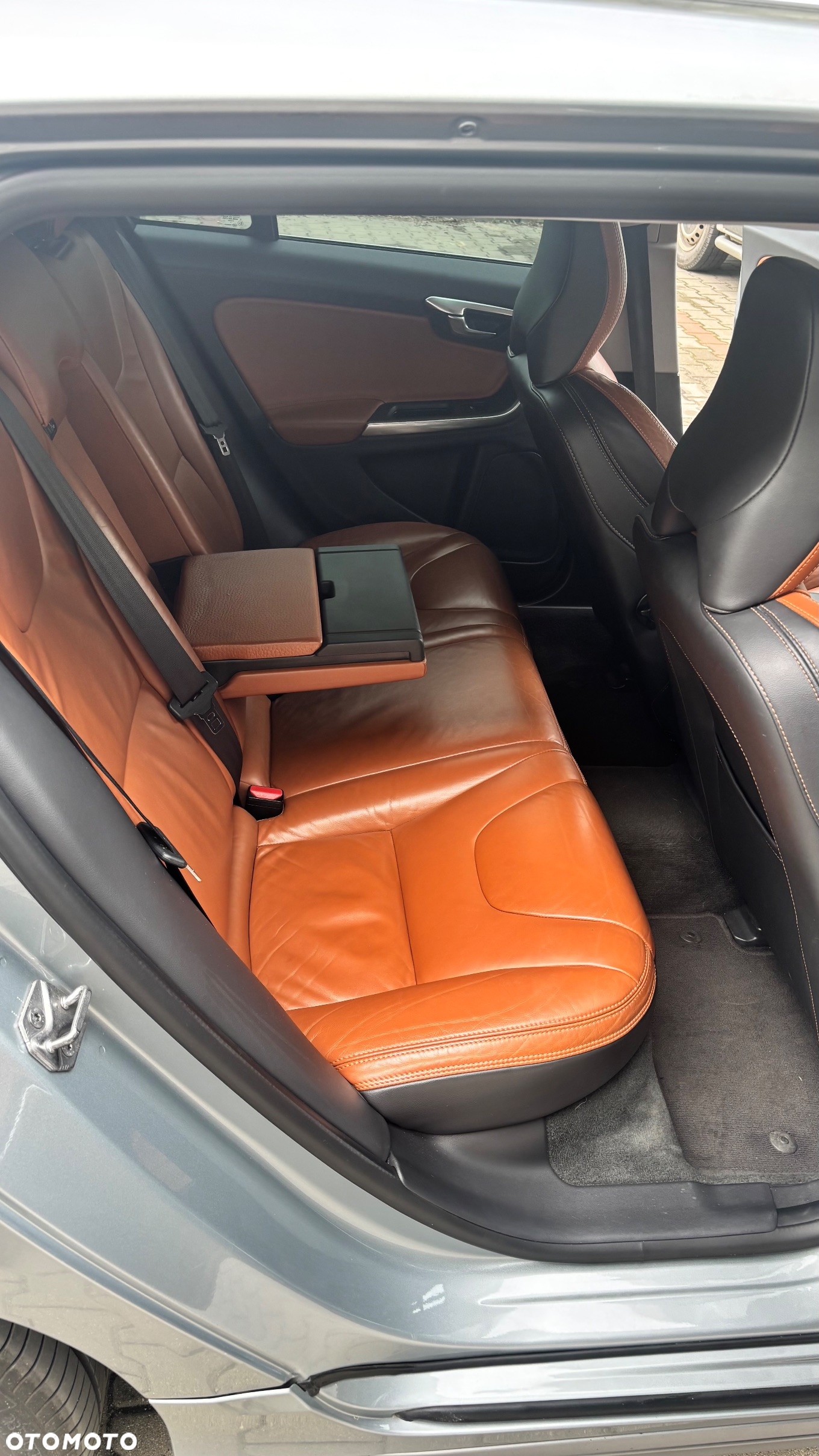 Volvo V60 D6 AWD Plug-in Hybrid Summum - 27