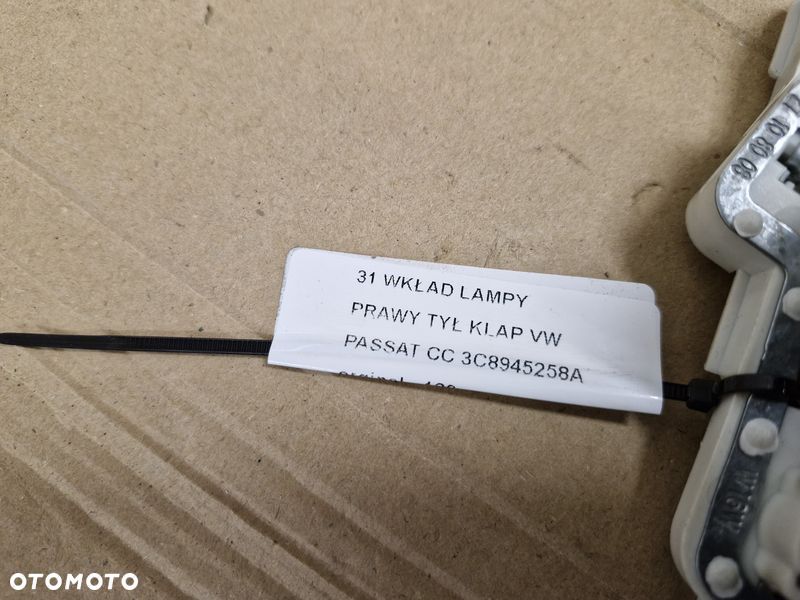 VOLKSWAGEN PASSAT CC WKŁAD LAMPY W KLAPĘ PRAWY TYŁ TYLNY ORYGINAŁ 3C8945258A - 4