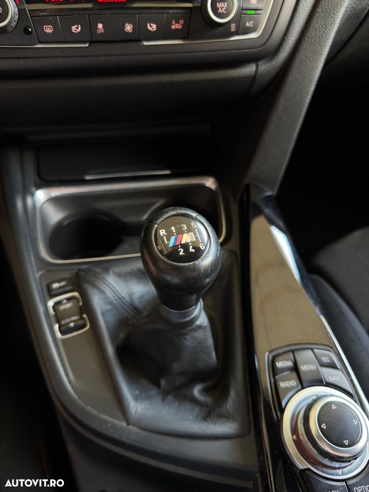 BMW Seria 3 320d Touring - 11