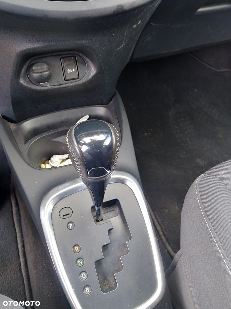 Toyota Yaris Hybrid 100 Dynamic - 8