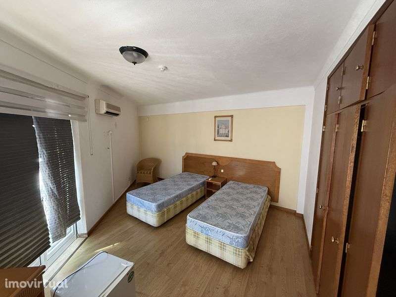 Residencial / Alojamento Local com 7 Suites + Bar + Terraço - Grande imagem: 4/7