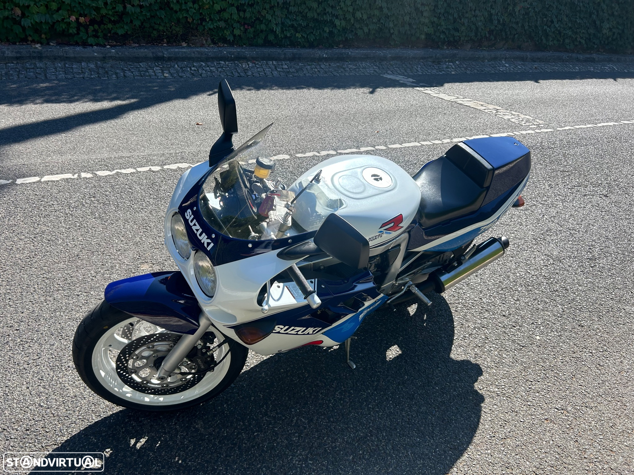Suzuki GSX-R 750 R - 17