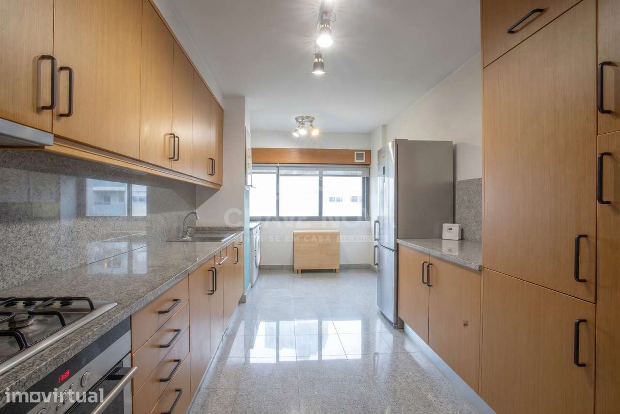 T4 c/ Garagem para 2 Viaturas em Santa Marinha (Devesas) - Grande imagem: 4/59