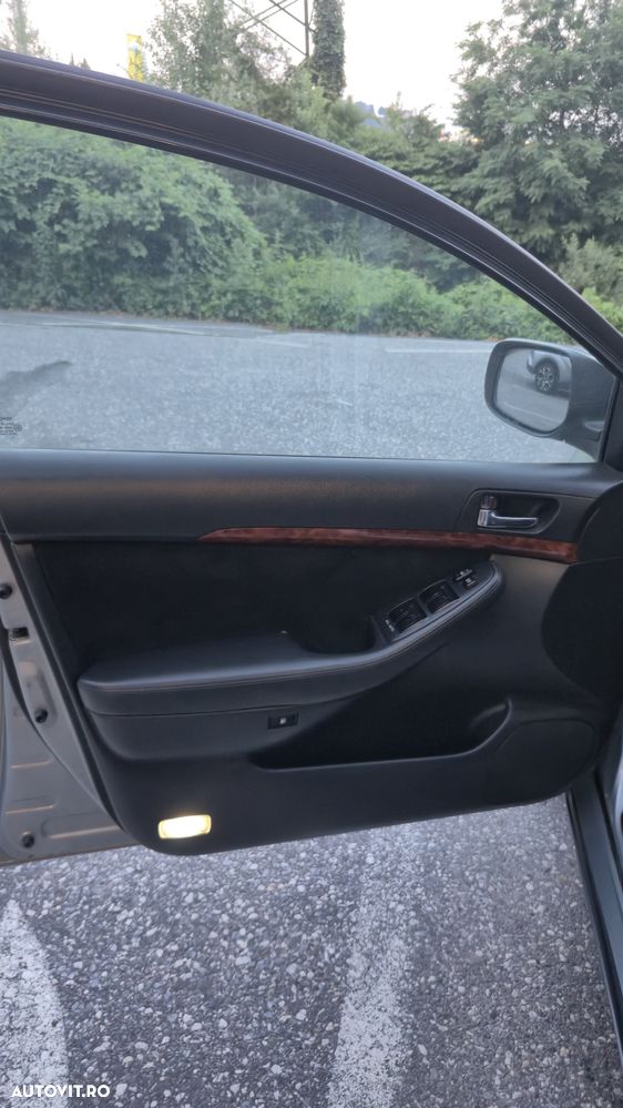 Toyota Avensis 1.6 Sedan Luna - 9