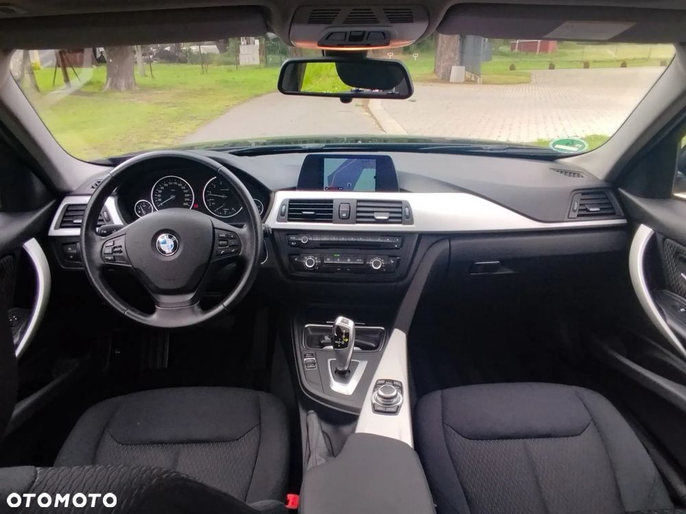 BMW Seria 3 320i Touring - 33