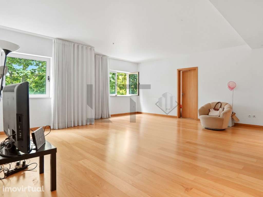 Fantástico Apartamento T3 com 2 Lugares de Garagem e Excelente Lumi... - Grande imagem: 3/28