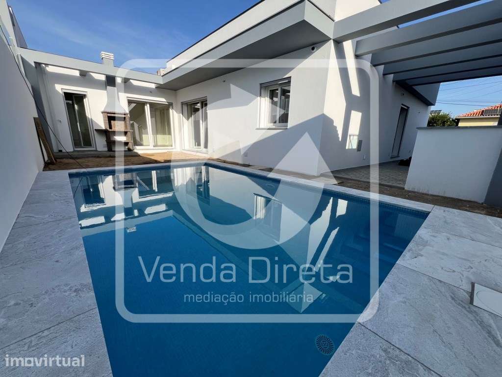 Moradia T4 com 3 suítes e piscina em Fernão Ferro - Grande imagem: 3/30