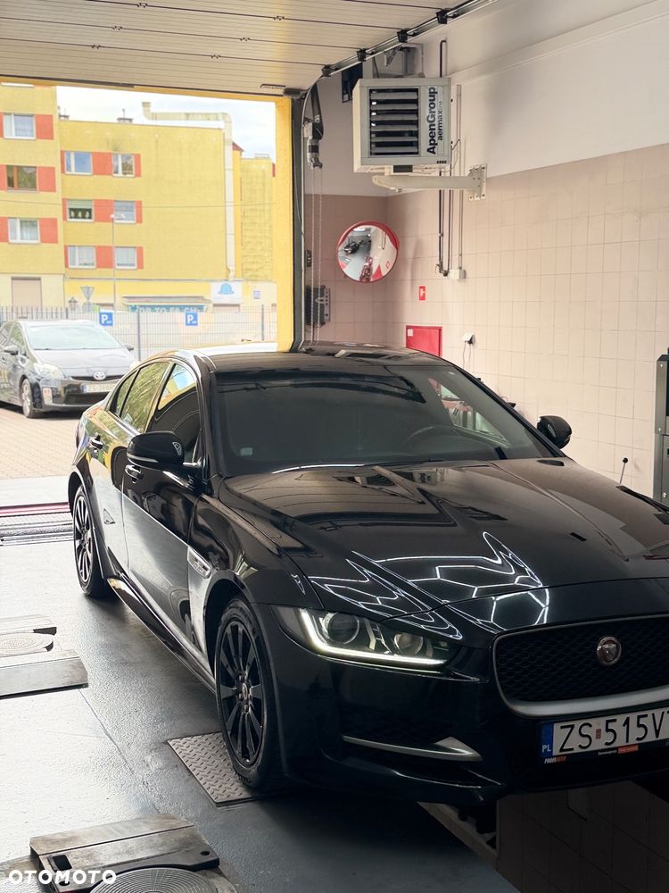 Jaguar XE 2.0 D AWD R-Sport - 2