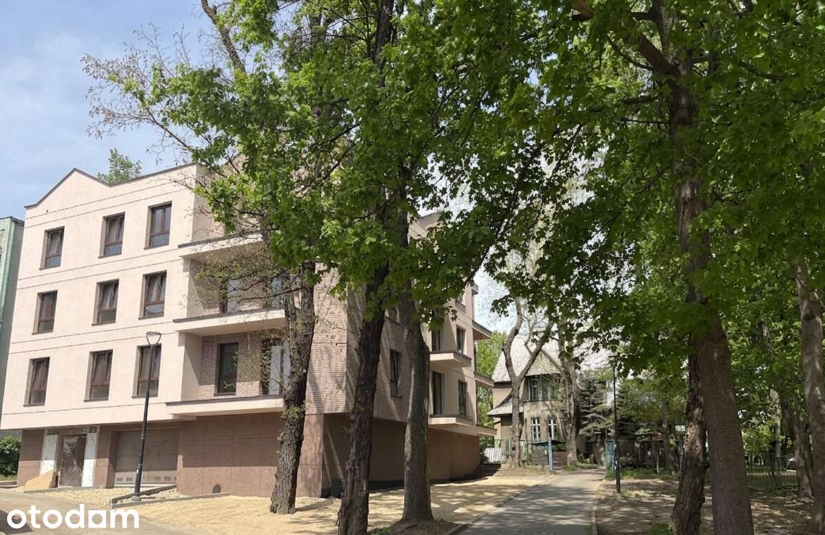 Nowy budynek w zieleni/ podłogówka/ inst. klimatyzacji/ garaż/ parking