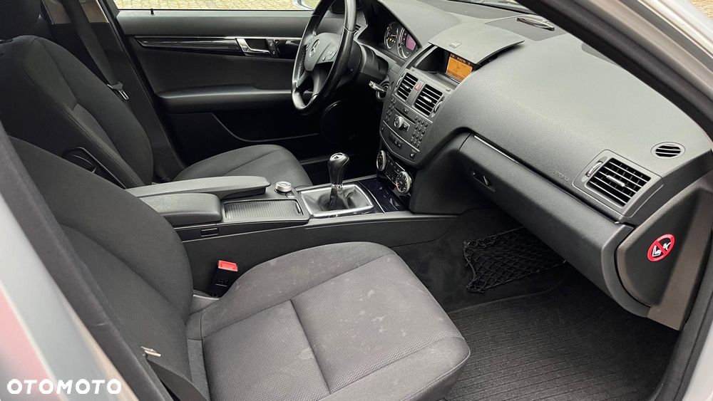 Mercedes-Benz Klasa C 180 T CGI BlueEFFICIENCY - 19