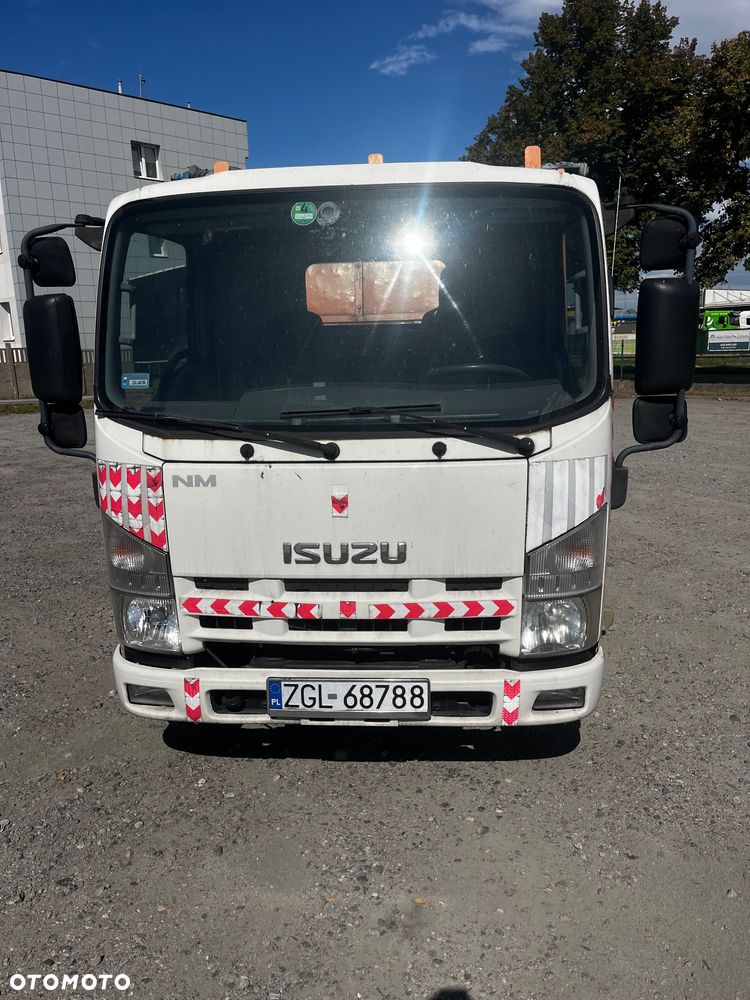 Isuzu NMR85 - 2