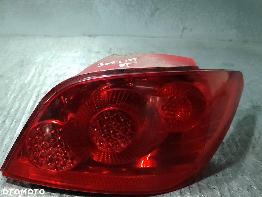 LAMPA TYLNA PRAWA PEUGEOT 307 LIFT 557674 HATCHBACK - 7